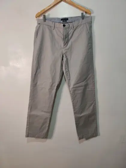 Pantalón chino Tommy Hilfiger gris piedra straight fit talla 33/32 equivale a una XL ver medidas