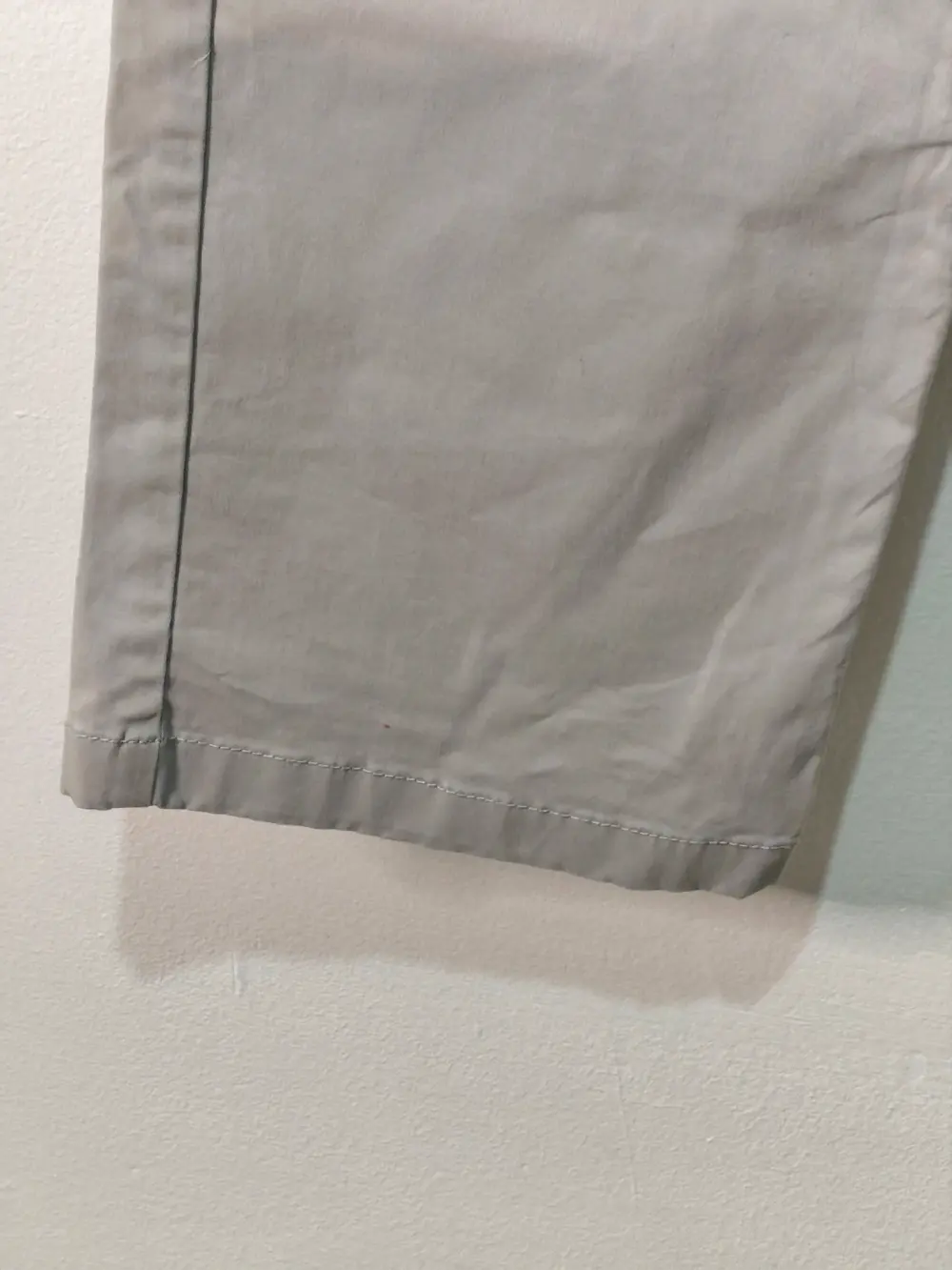 Pantalón chino Tommy Hilfiger gris piedra straight fit talla 33/32 equivale a una XL ver medidas, foto 2