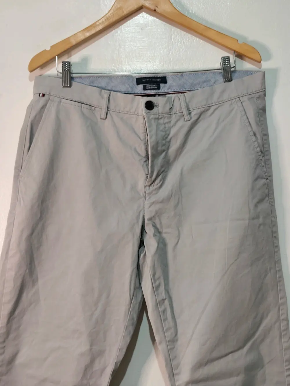 Pantalón chino Tommy Hilfiger gris piedra straight fit talla 33/32 equivale a una XL ver medidas, foto 3