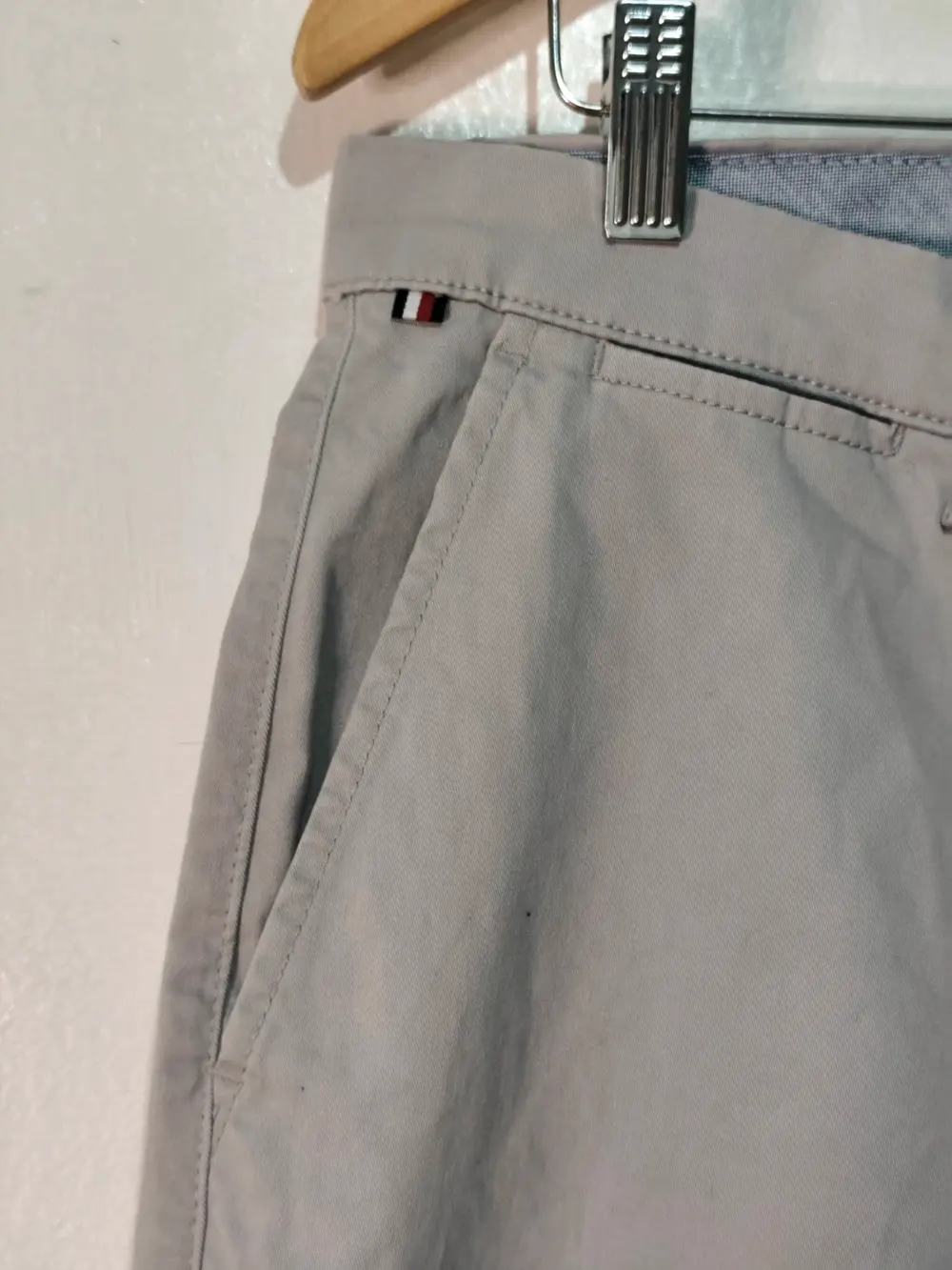 Pantalón chino Tommy Hilfiger gris piedra straight fit talla 33/32 equivale a una XL ver medidas, foto 4