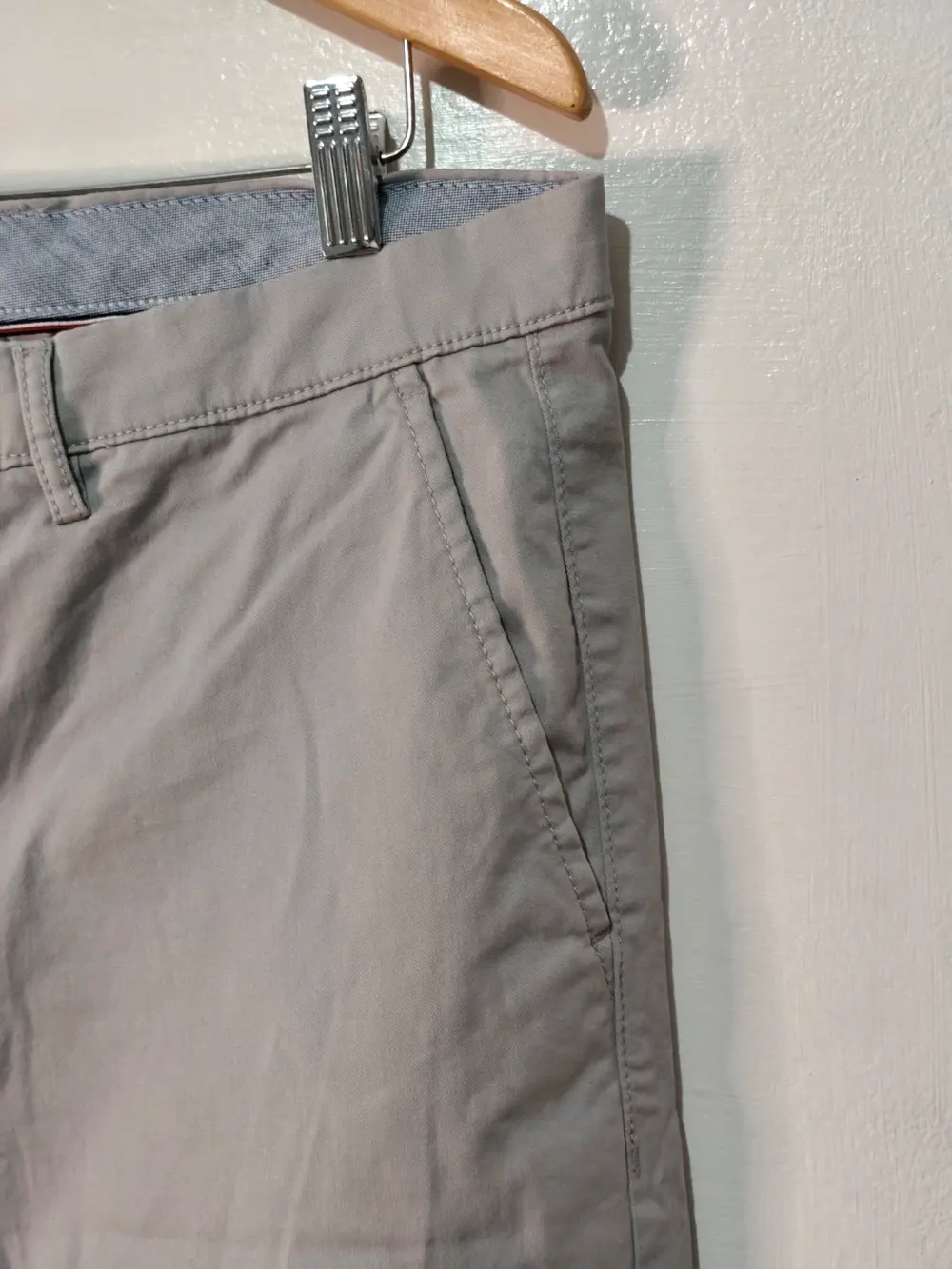 Pantalón chino Tommy Hilfiger gris piedra straight fit talla 33/32 equivale a una XL ver medidas, foto 5