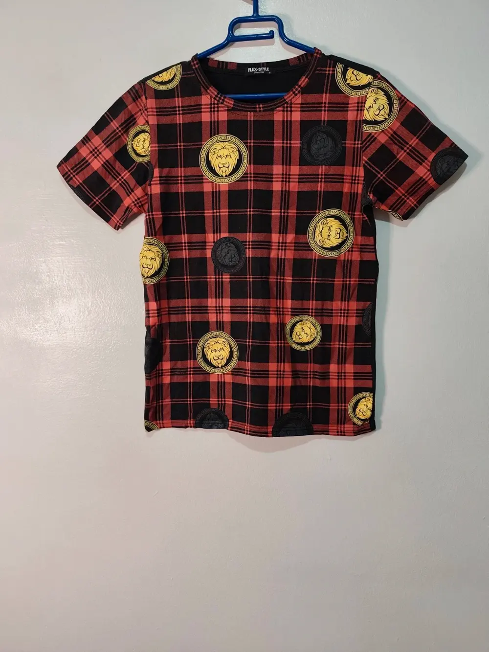 Camiseta tartán rojo y negro leones dorados Flex Style talla m
