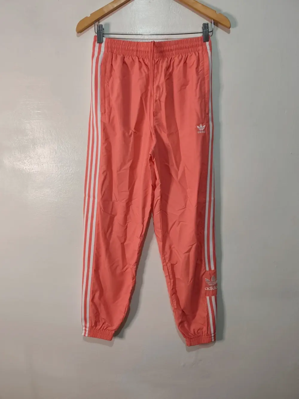 Pantalón adidas originals coral primegreen talla S