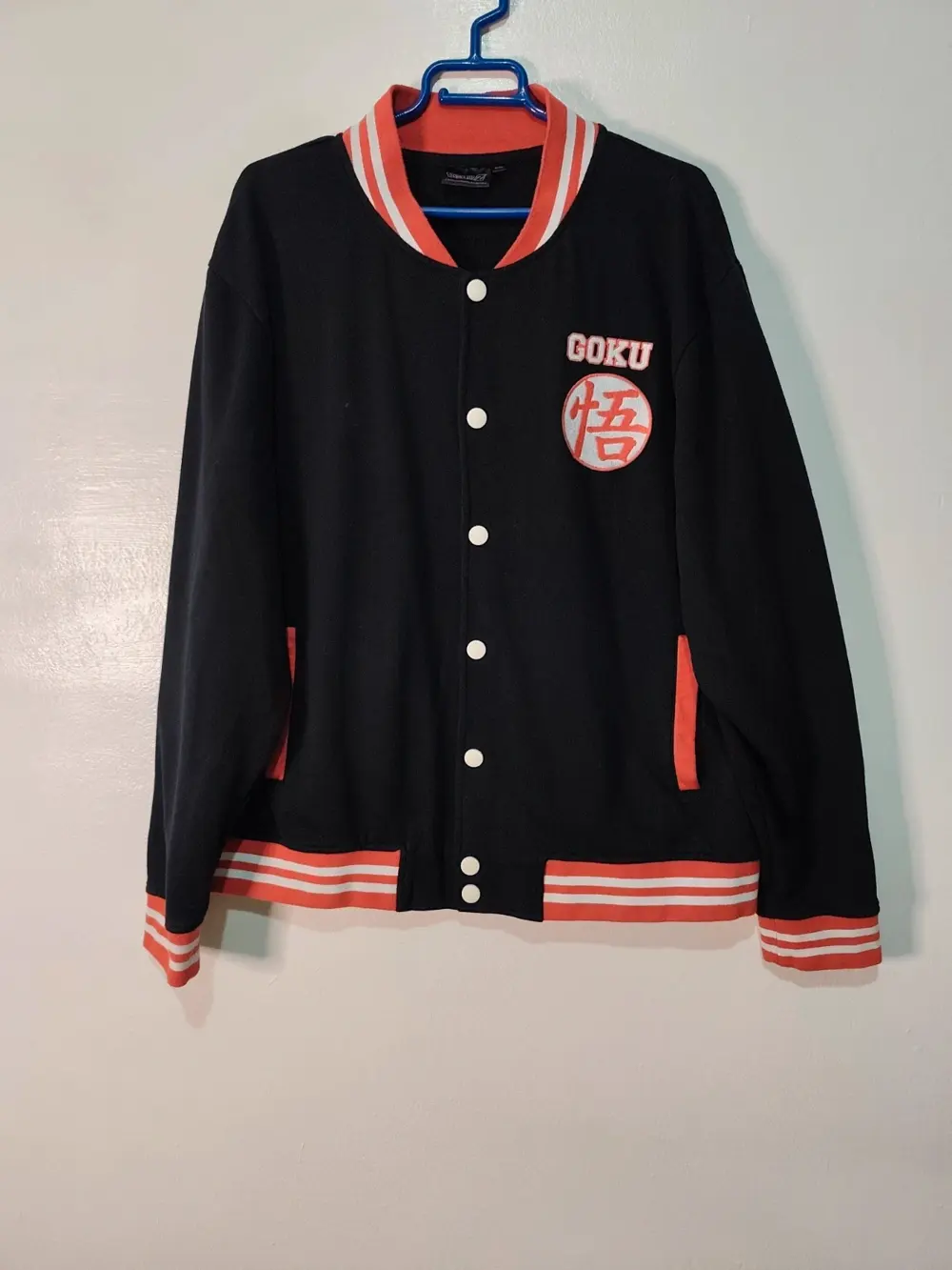 Chaqueta Béisbol Dragon Ball Z Goku Varsity Talla XXL pero es una una L/XL ver medidas