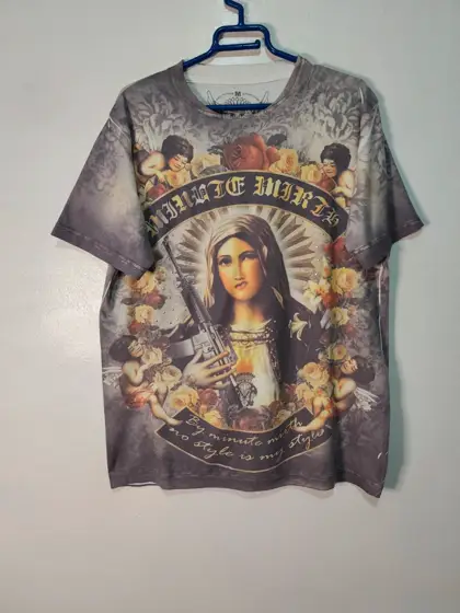 Camiseta minute mirth all over print virgen querubines fusil talla M street gang