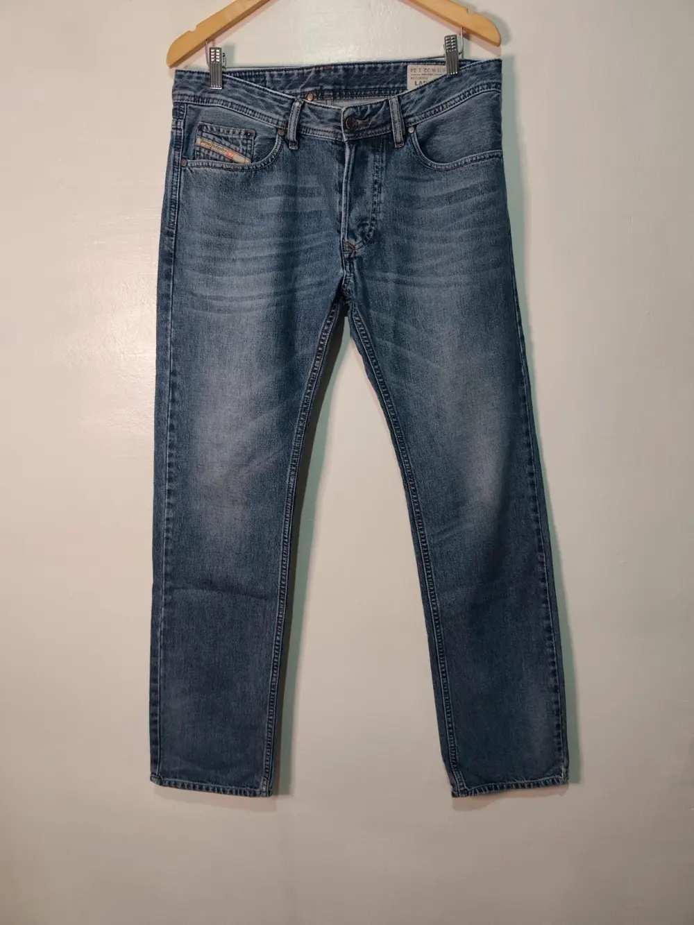 Pantalón Vquero Diesel larkee w32 l34 equivale a una L ver medidas