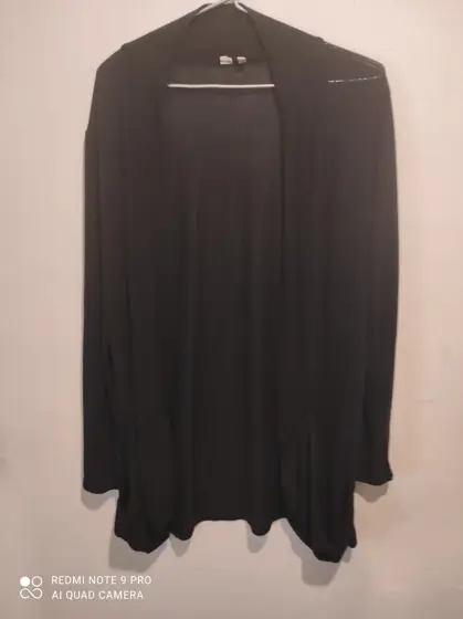 Jersey liso fino abierto con bolsillos exteriores
