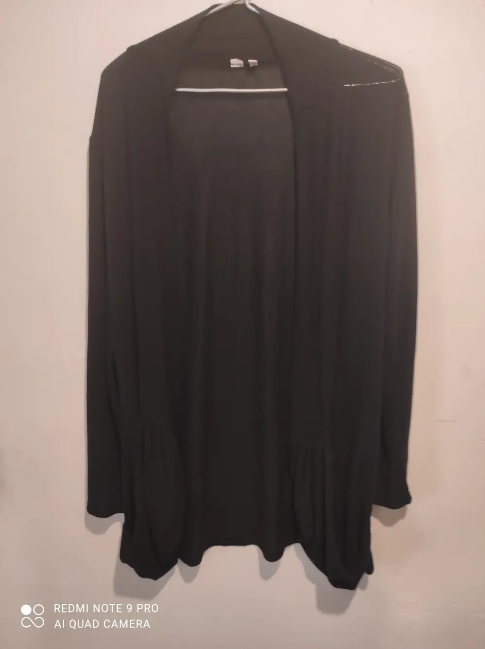 Jersey liso fino abierto con bolsillos exteriores