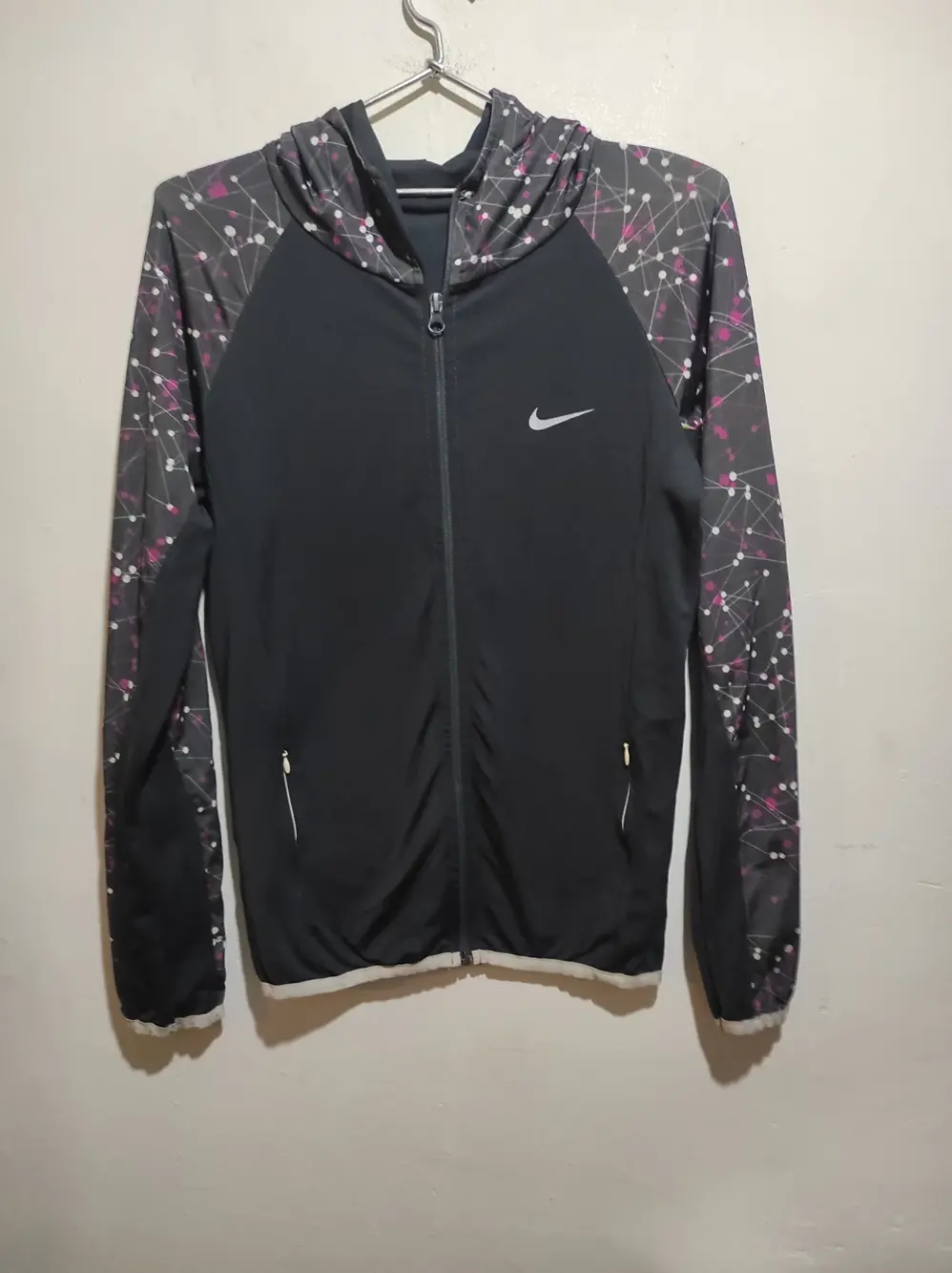 Sudadera deportiva con capucha y cremallera Nike