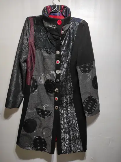 Abrigo Largo con bordados y botones Tienda local talla 42