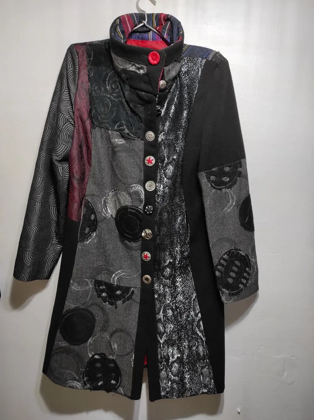 Abrigo Largo con bordados y botones Tienda local talla 42