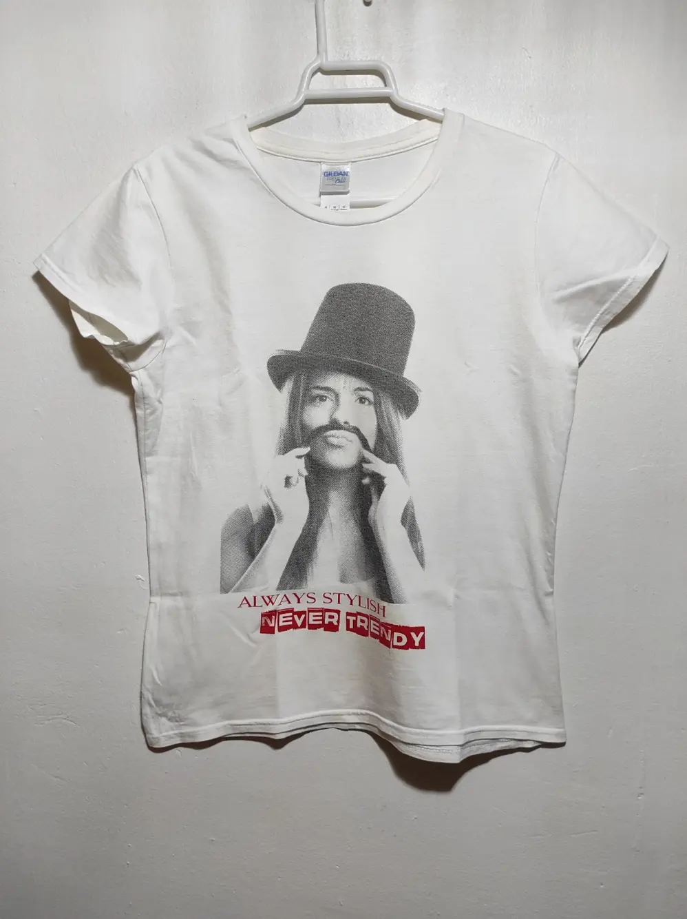 Camiseta manga corta "siempre elegante nunca a la moda" Gildan talla M
