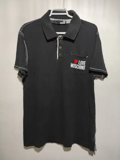 Polo manga corta love moschino talla L pero sirve para M ver medidas
