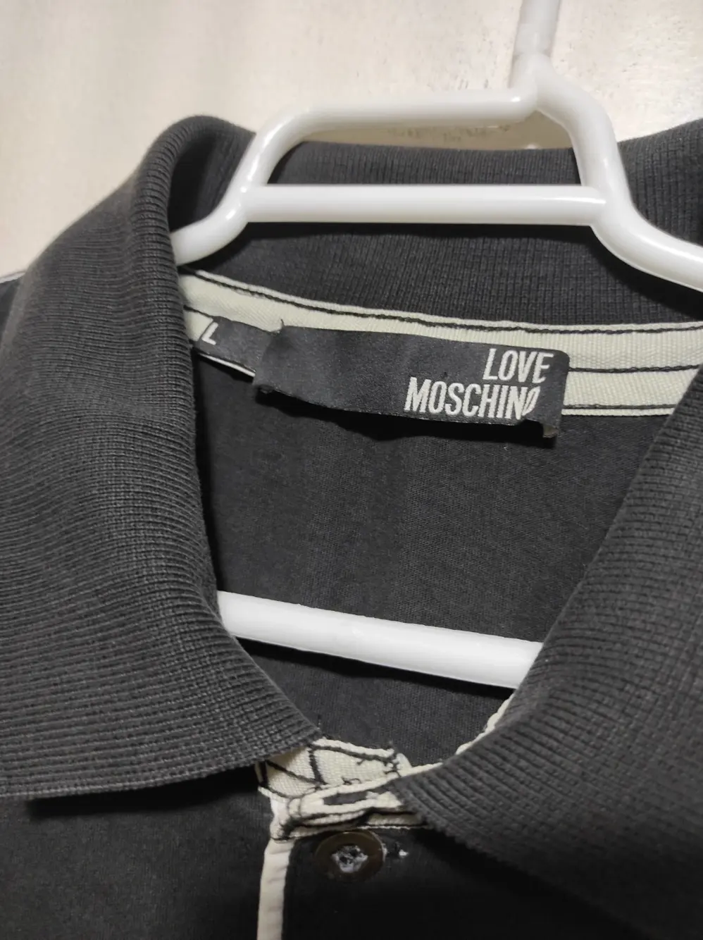 Polo manga corta love moschino talla L pero sirve para M ver medidas, foto 3