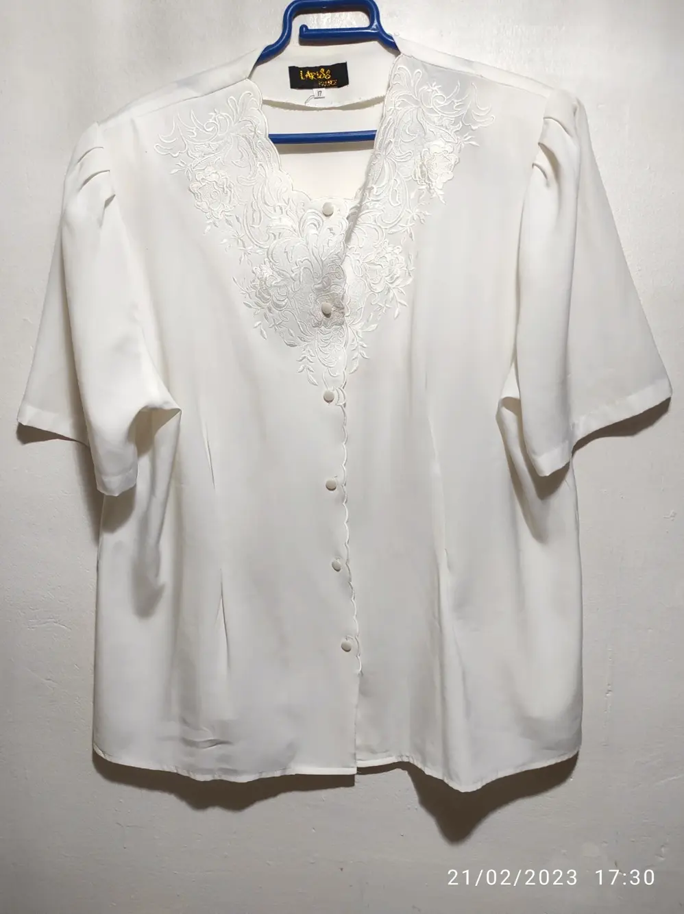Camisa bordada Lariss France talla 17 sirve para XL ver medidas