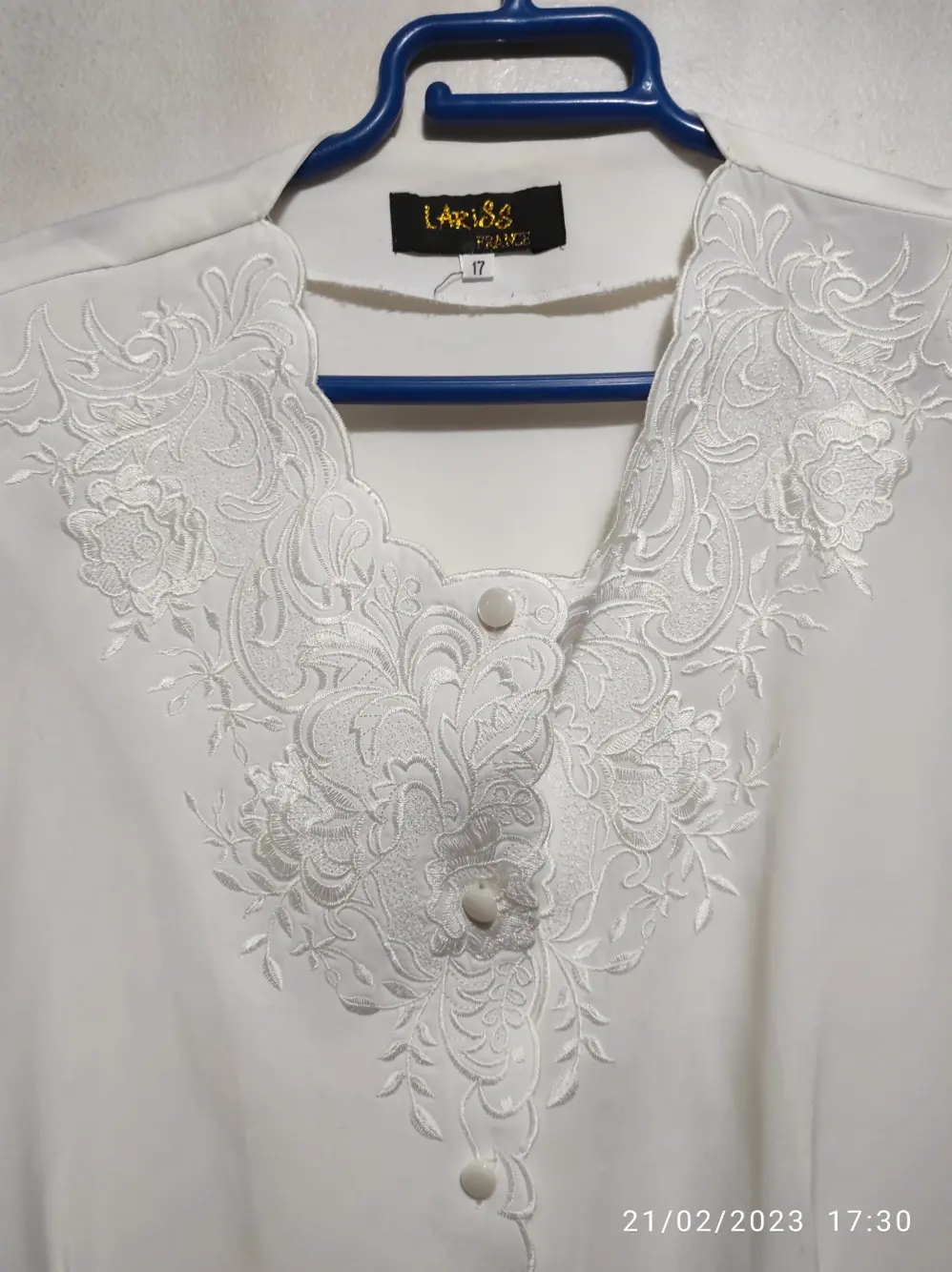Camisa bordada Lariss France talla 17 sirve para XL ver medidas, foto 2