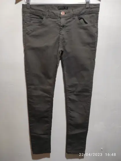 Pantalon pitillo Stradivarius talla 42