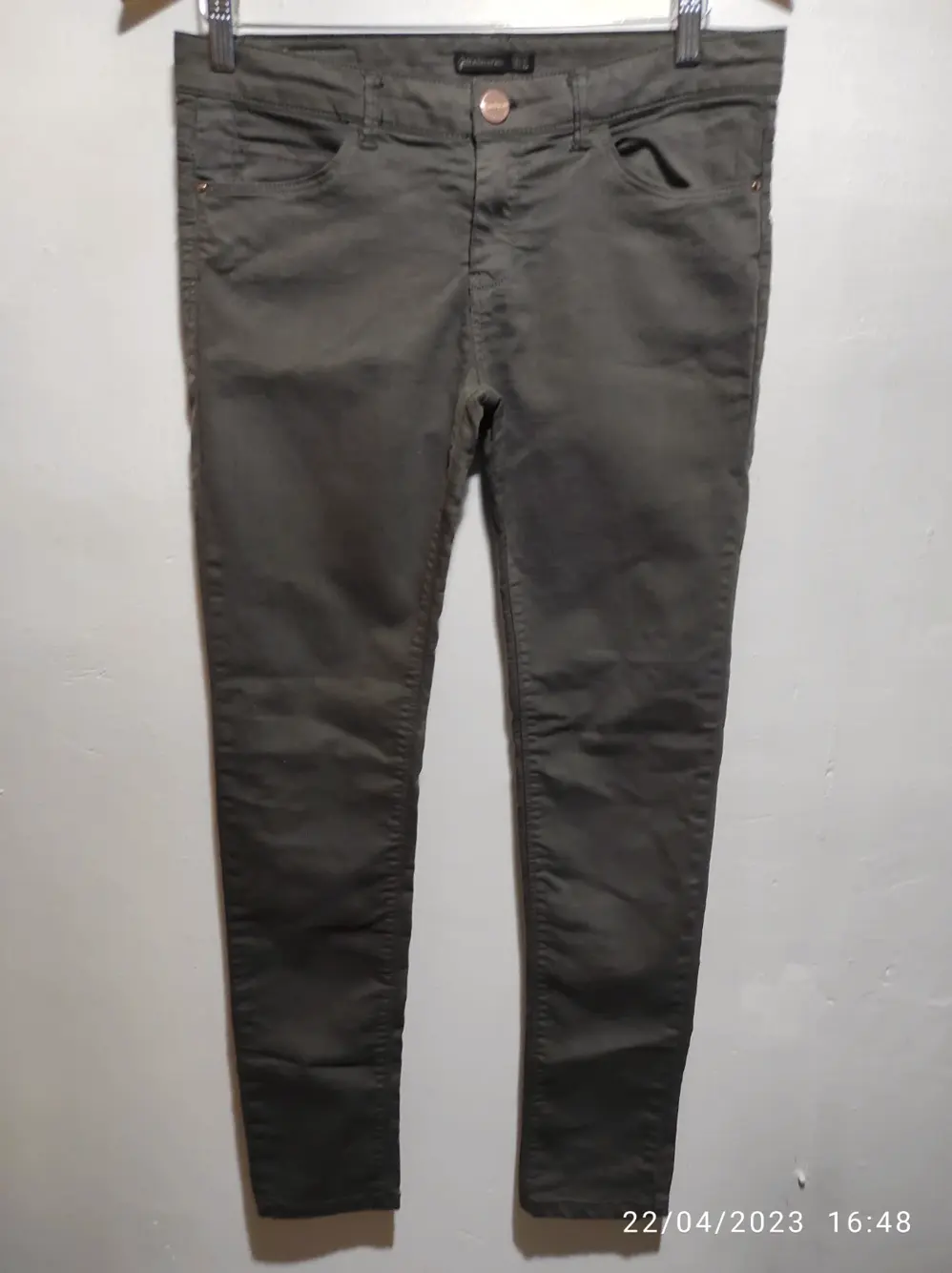 Pantalon pitillo Stradivarius talla 42