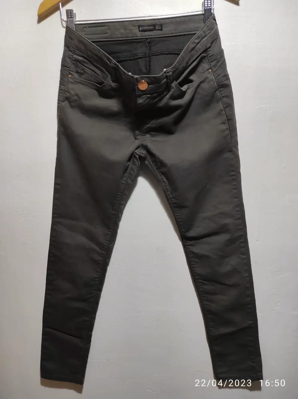 Pantalon pitillo Stradivarius talla 42, foto 3