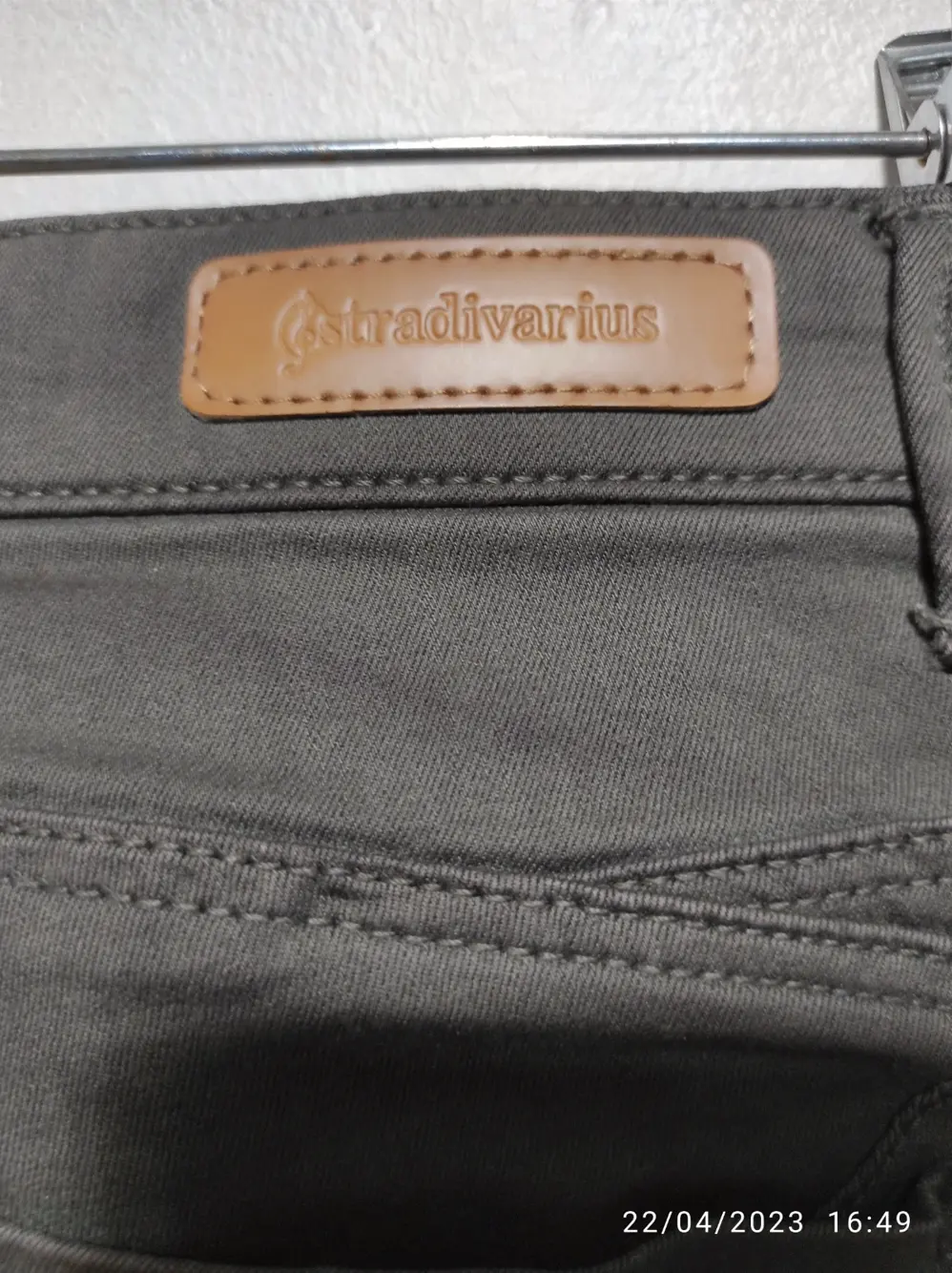 Pantalon pitillo Stradivarius talla 42, foto 4
