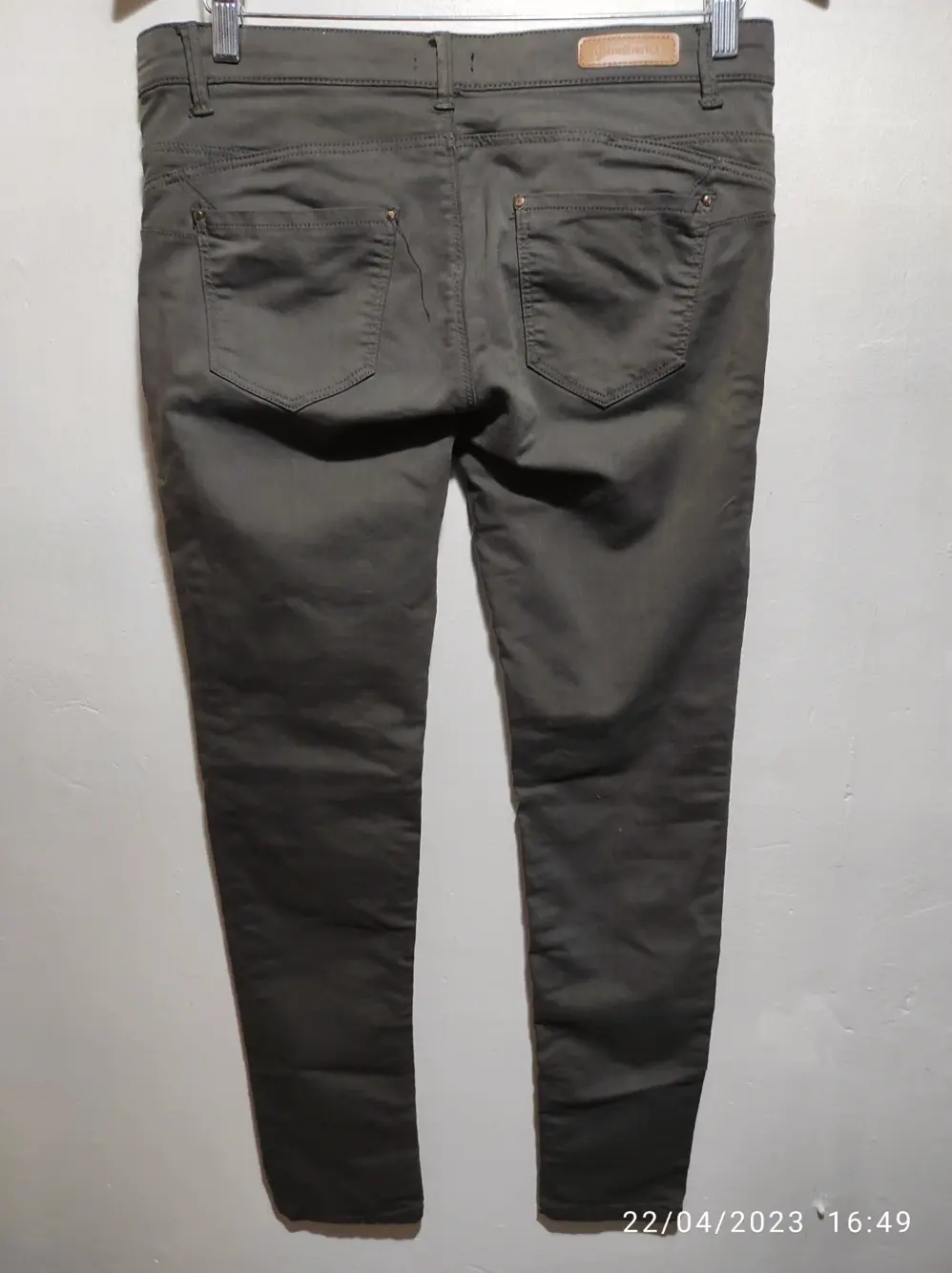 Pantalon pitillo Stradivarius talla 42, foto 5