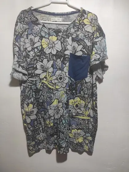 Camiseta estampada con flores y bolsillo manga corta Bershka talla L