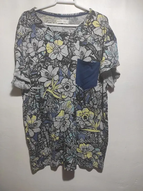 Camiseta estampada con flores y bolsillo manga corta Bershka talla L