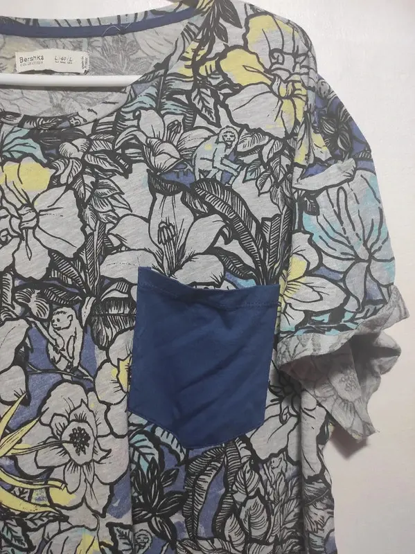 Camiseta estampada con flores y bolsillo manga corta Bershka talla L, foto 2