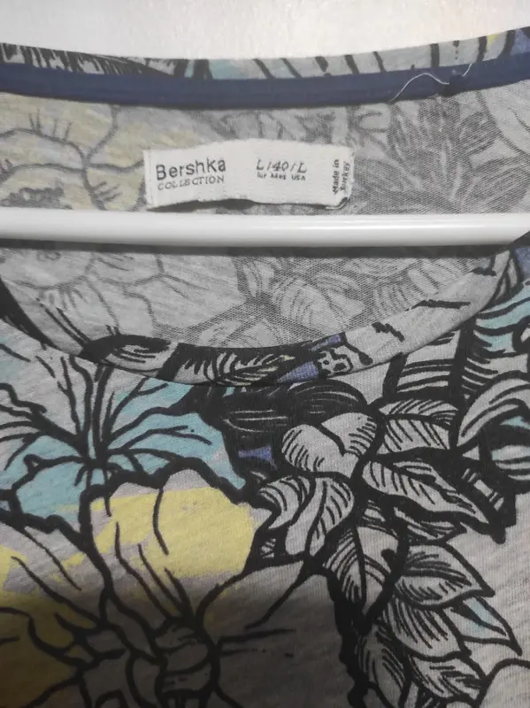 Camiseta estampada con flores y bolsillo manga corta Bershka talla L, foto 3