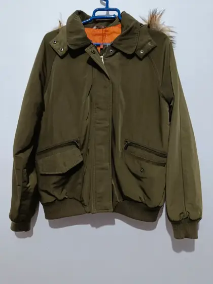 Chaqueta acolchada con capucha Stradivarius talla S
