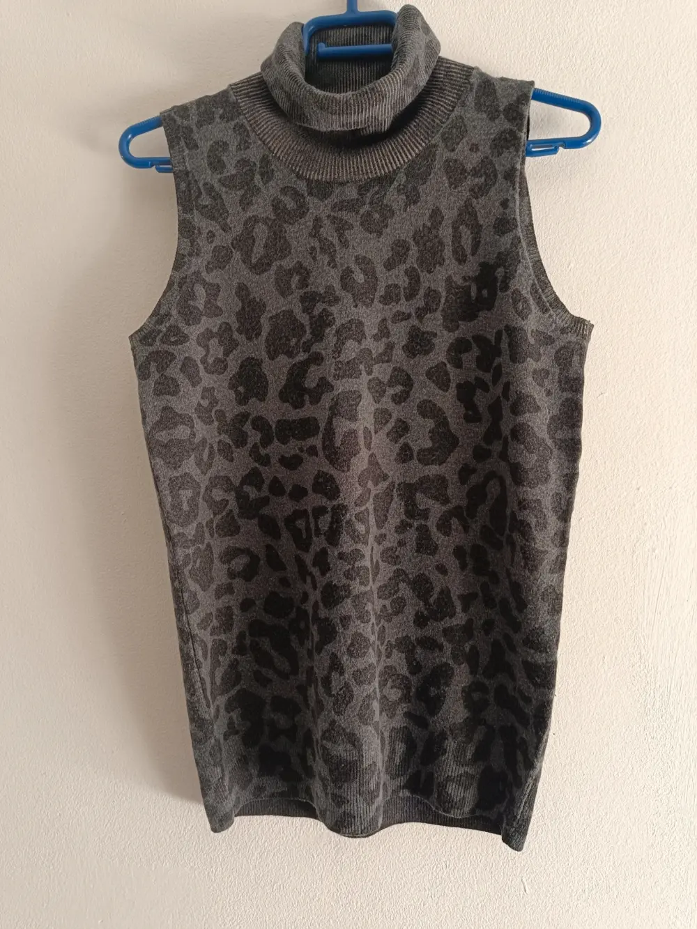 Suéter cuello alto 💯% lana Rare talla L ver medidas