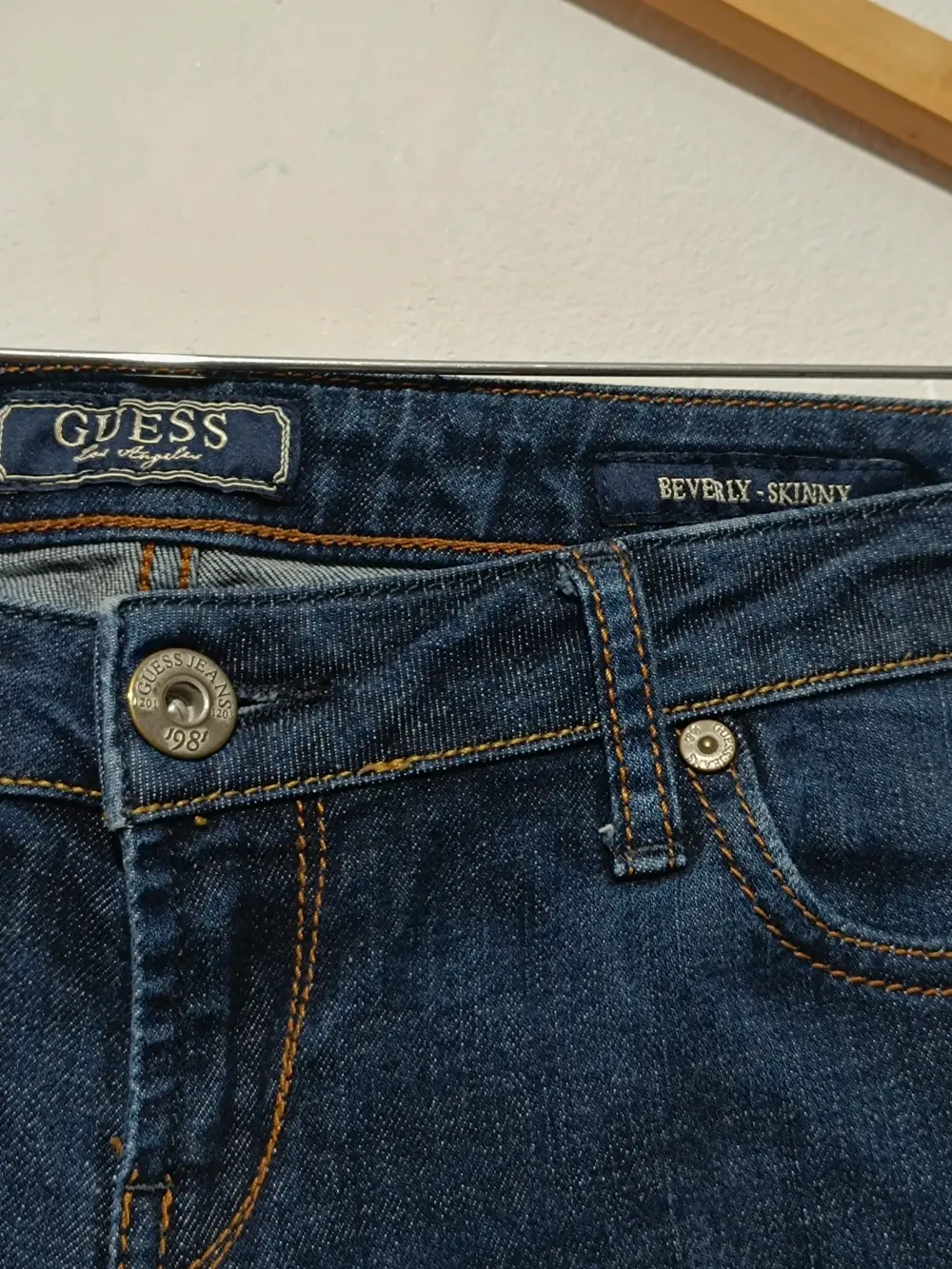 Pantalon vaquero Guess Beverly Skinny unisex talla 27 equivale a una M ver medidas, foto 3