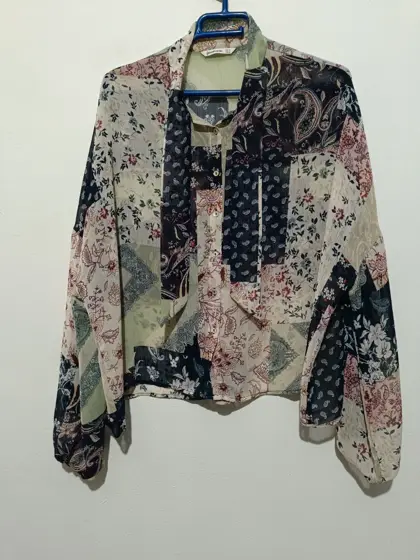Blusa con lazo en cuello estampado floral Stradivarius talla M