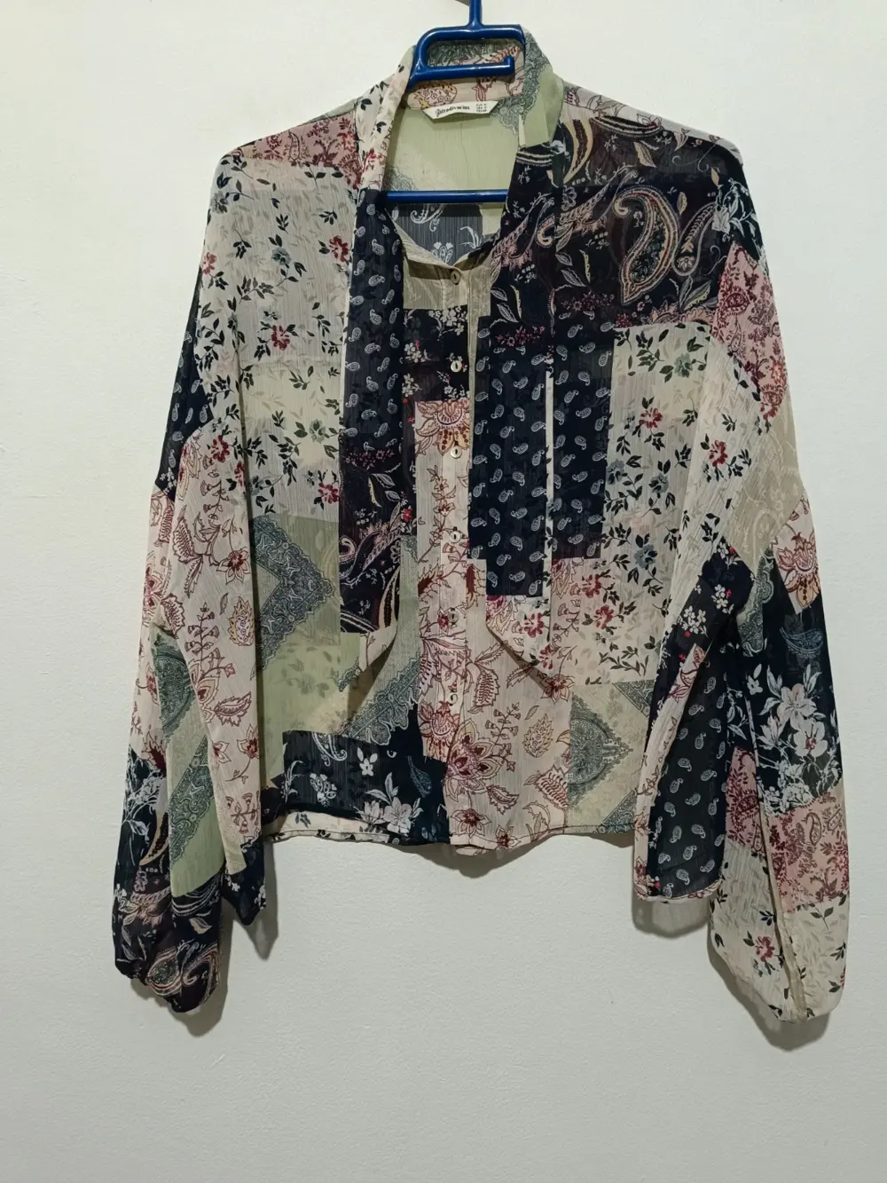 Blusa con lazo en cuello estampado floral Stradivarius talla M