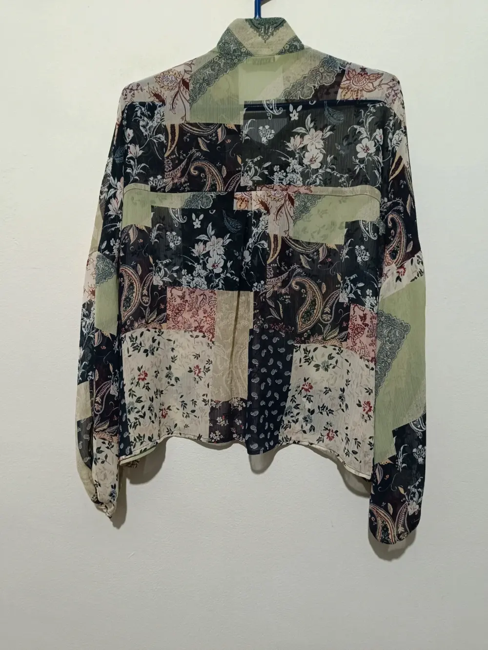 Blusa con lazo en cuello estampado floral Stradivarius talla M, foto 3