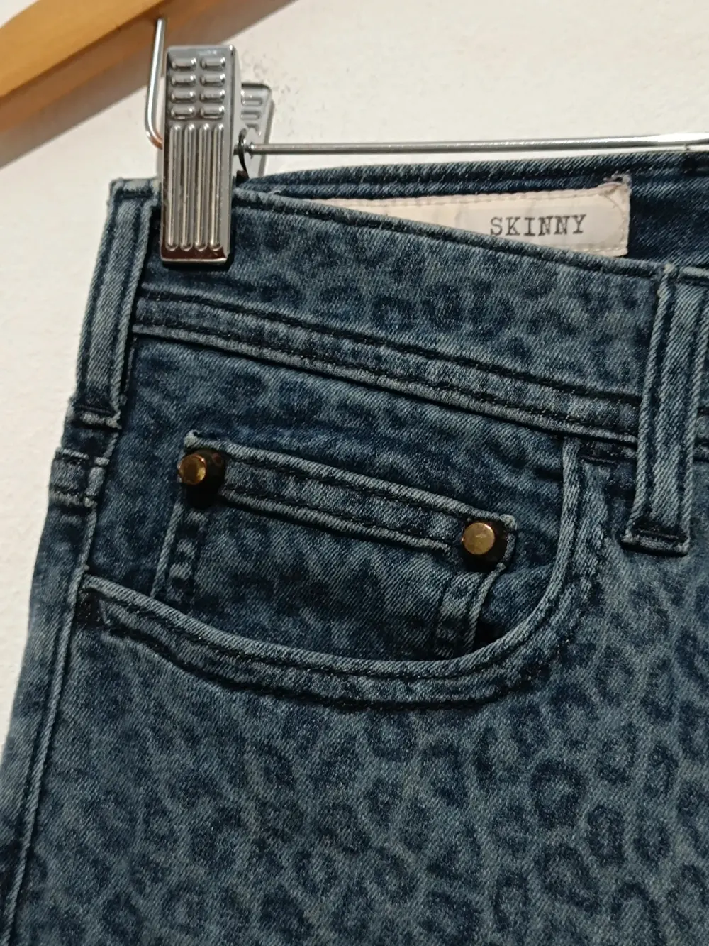 Pantalon vaquero leopardo Cycle talla 27 Sirve para S ver medidas, foto 2