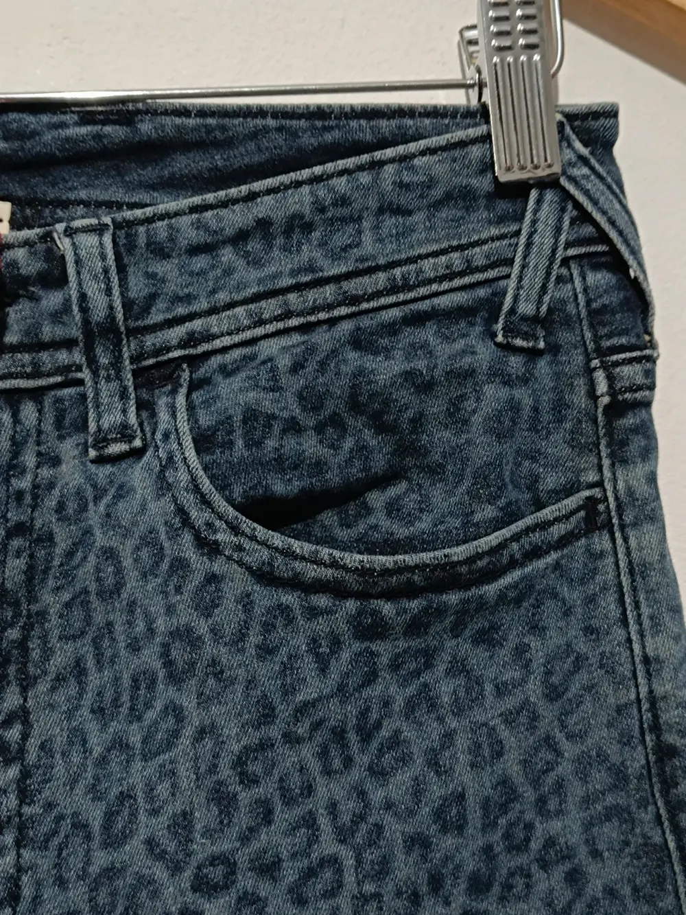 Pantalon vaquero leopardo Cycle talla 27 Sirve para S ver medidas, foto 3