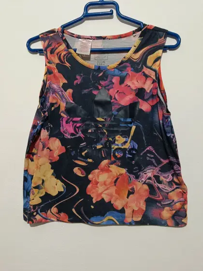Camiseta estampada flores sin mangas Adidas originals talla S ver medidas