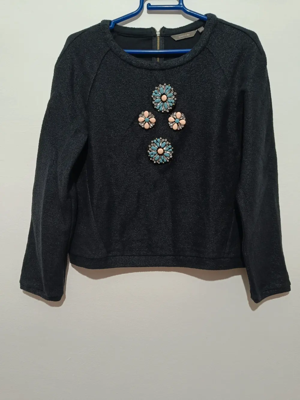 Jersey con adornos Masfer.Su talla 40 ver medidas