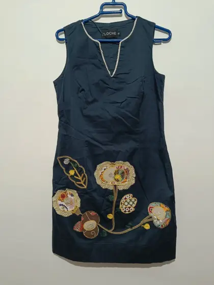Vestido de verano con toques florales bordados Cloche talla 40 ver medidas
