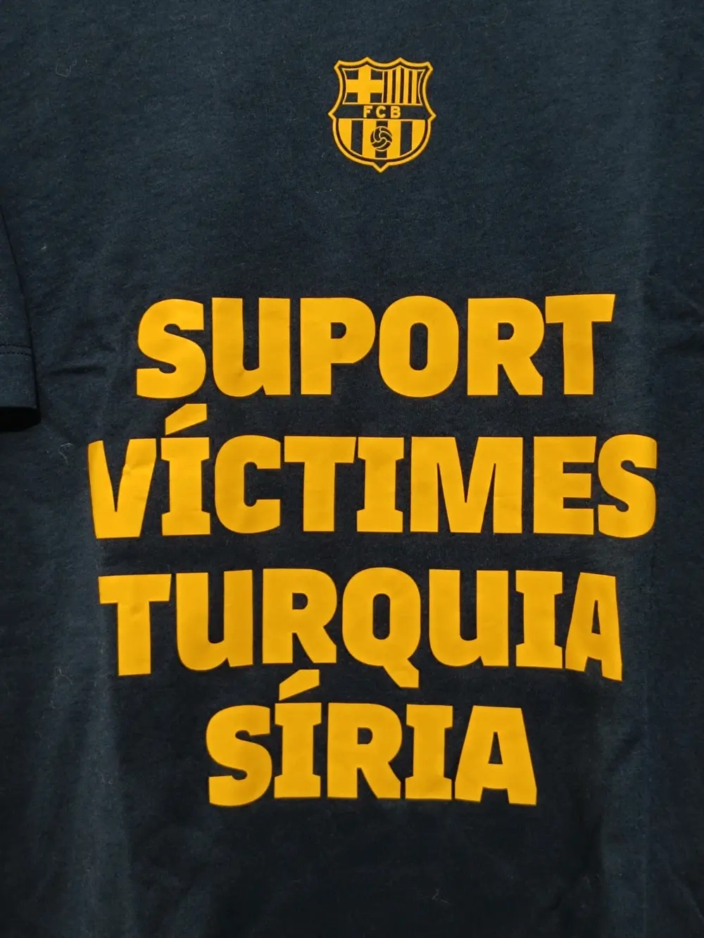 Camiseta FC Barcelona Soporte Victimas Turquía y Siria talla L Nike, foto 2