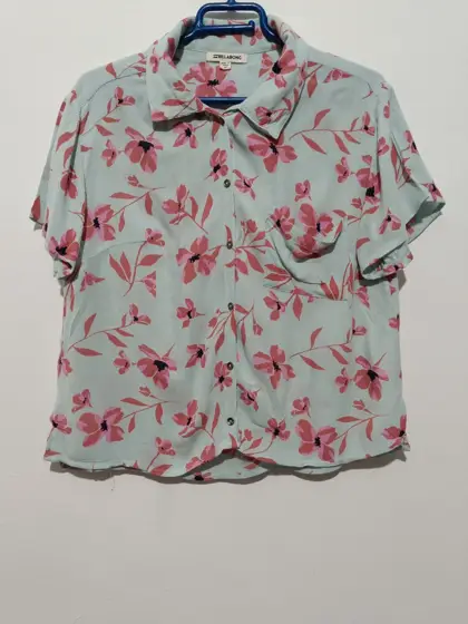 Camisa Billabong estampado floral talla XS sirve para S ver medidas