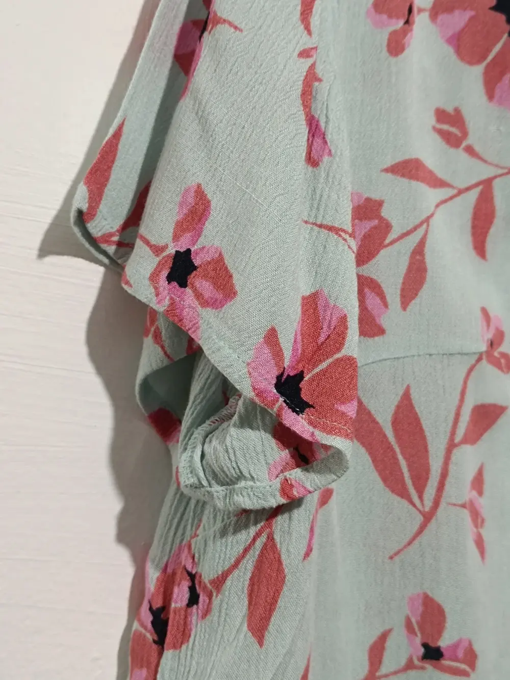 Camisa Billabong estampado floral talla XS sirve para S ver medidas, foto 4