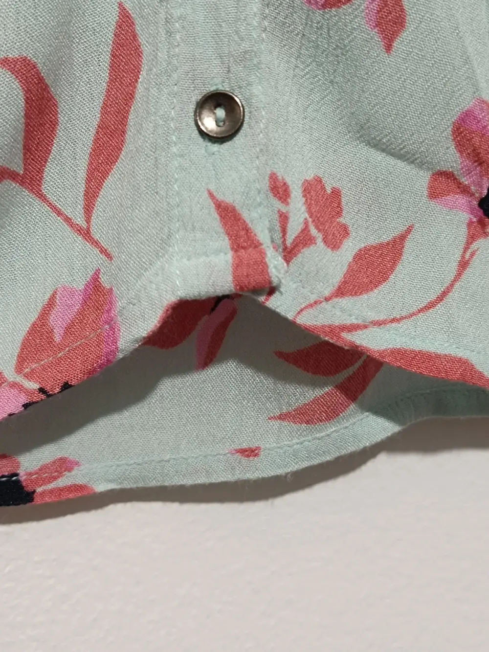 Camisa Billabong estampado floral talla XS sirve para S ver medidas, foto 5