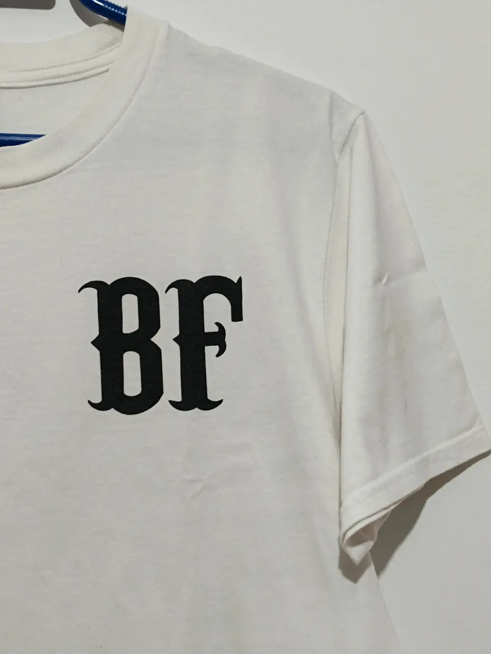Camiseta tatuaje estampada espalda Brian flores Gildan talla M, foto 2