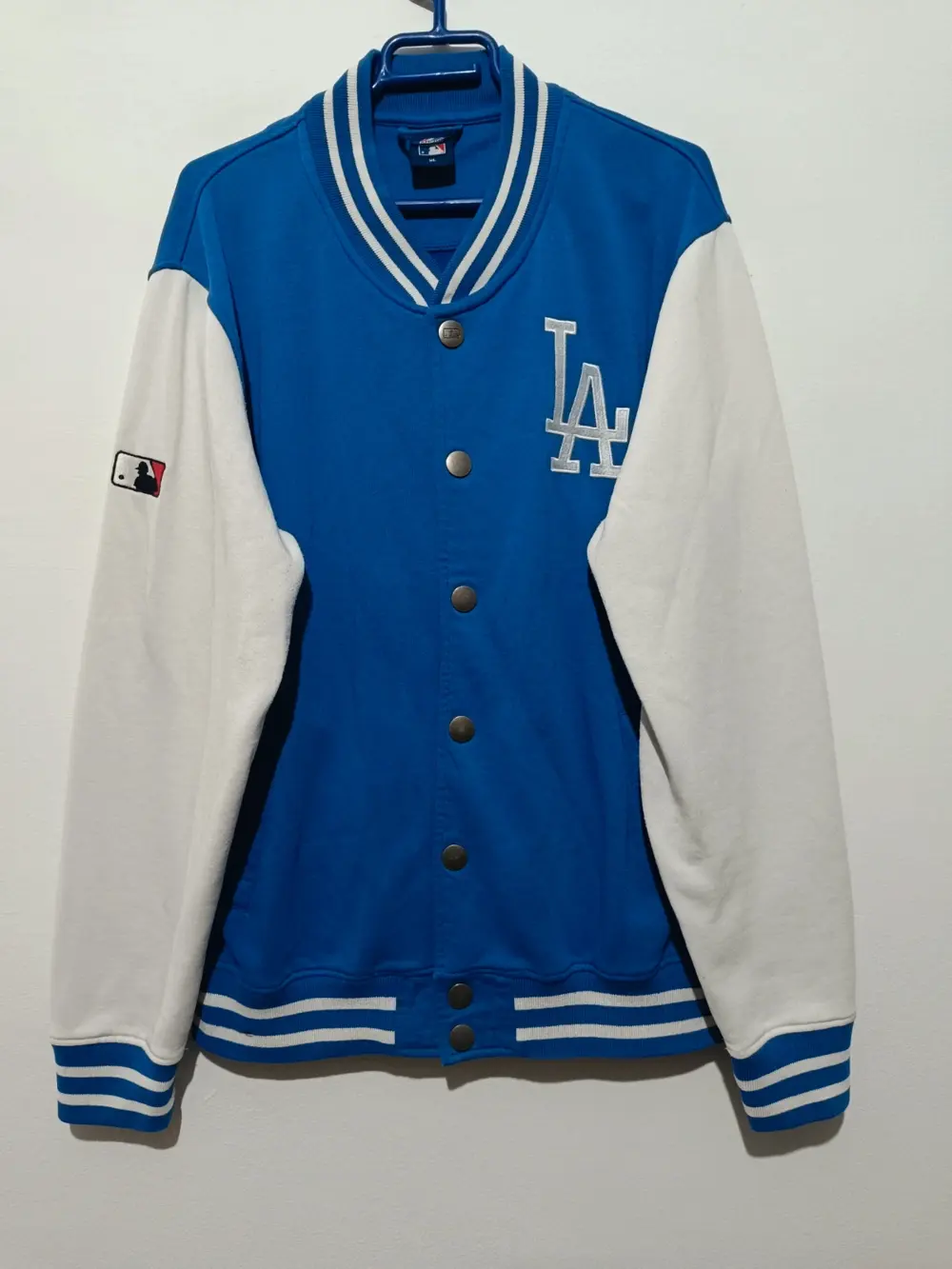 Chaqueta universitaria LA Dodgers Majestic talla XL sirve para L ver medidas