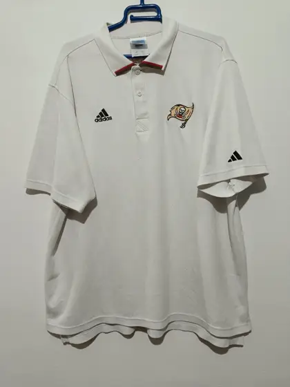 Polo vintage Adidas NFL Tampa by Buccaneers talla L sirve para XL ver medidas