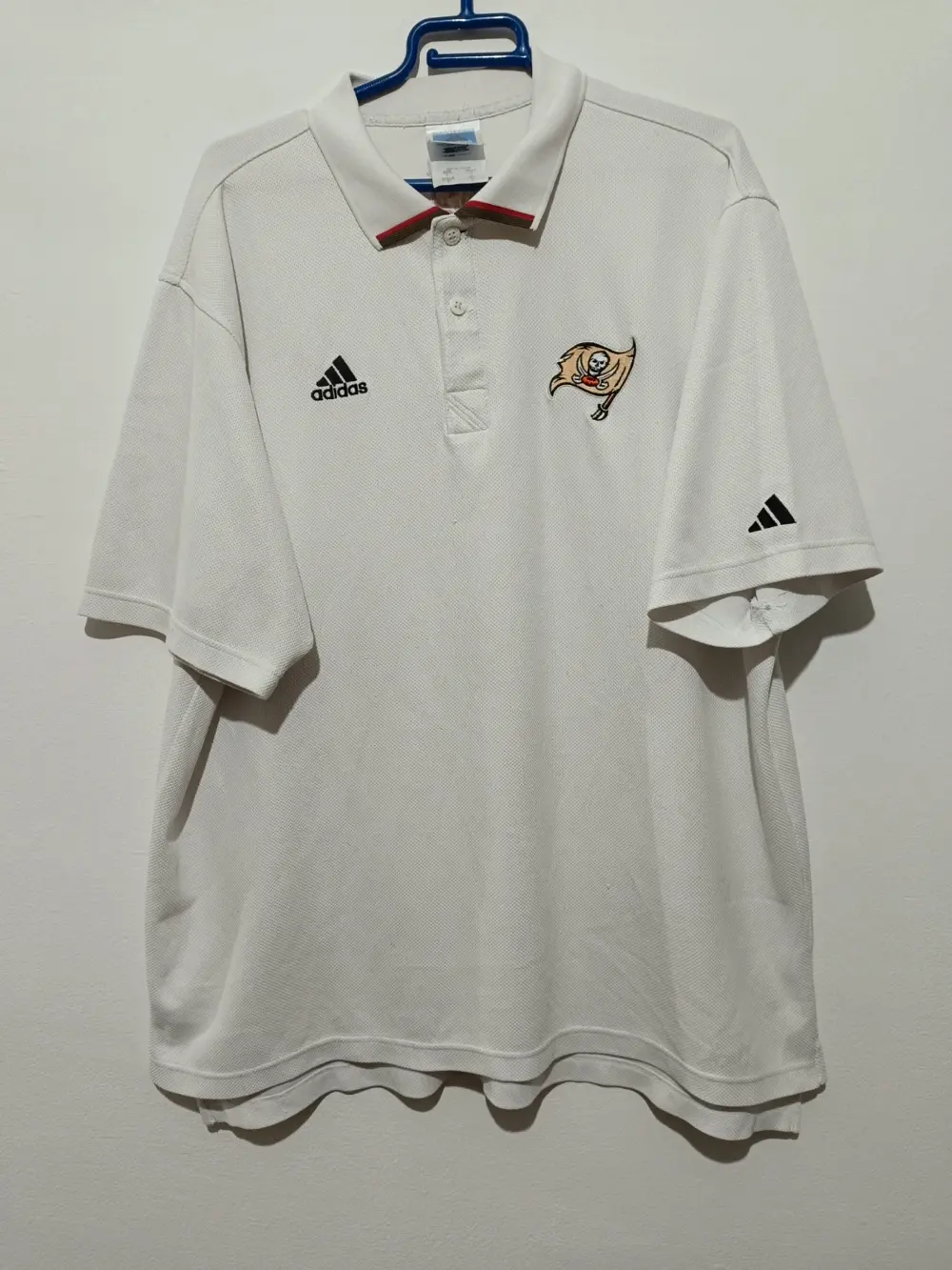 Polo vintage Adidas NFL Tampa by Buccaneers talla L sirve para XL ver medidas