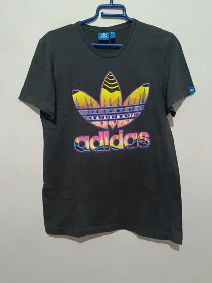 Camiseta.Logo multicolor Adidas originals talla M sirve para S ver medidas