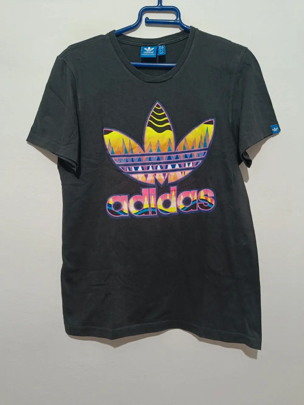 Camiseta.Logo multicolor Adidas originals talla M sirve para S ver medidas